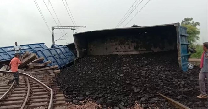 Haryana: दिल्ली-रोहतक रेलवे लाइन पर बड़ा हादसा, पटरी से उतरे मालगाड़ी के 8 डिब्बे