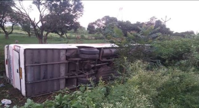 Accident: डोईवाला में लाल तप्पड़ के पास पलटी यात्री बस, कई यात्री घायल