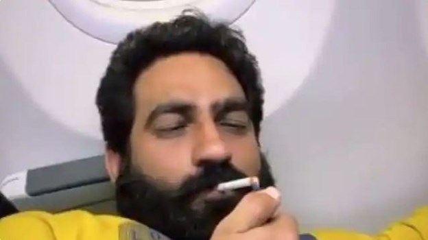 विमान में सिगरेट फूंक रहा था बॉडी बिल्डर, सरकार ने कहा- नहीं किया जाएगा बर्दाश्त