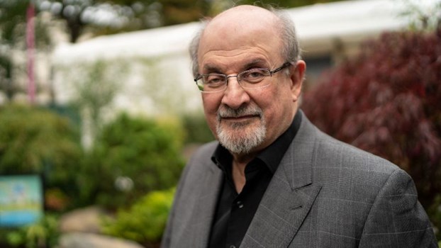 अंग्रेजी के प्रख्यात लेखक Salman Rushdie पर जानलेवा हमला, पश्चिमी न्यूयॉर्क चाकूओं से गोदा
