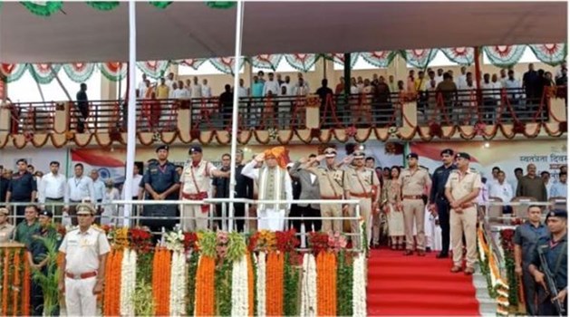 Independence Day: CM  ने ली परेड की सलामी, शिवाजी स्टेडियम में रामचंद्र जांगड़ा ने किया ध्वजारोहण 