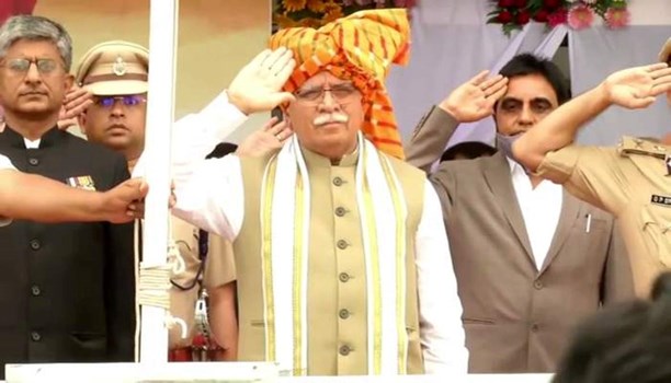 Independence Day: हरियाणा में CM Manohar Lal समेत इन नेताओं ने किया ध्वजारोहण