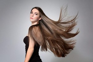 Home Remedies: बालों को लंबे और चमकदार बनाने के देसी नुस्खे