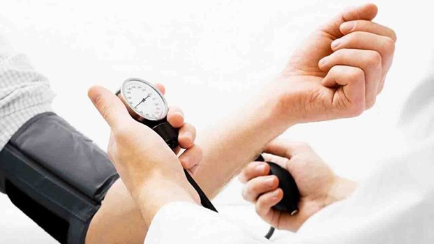 Low Blood Pressure: शरीर में दिखने वाले इन 5 लक्षणों को न करें नजरअंदाज, हो सकते हैं Low BP के संकेत