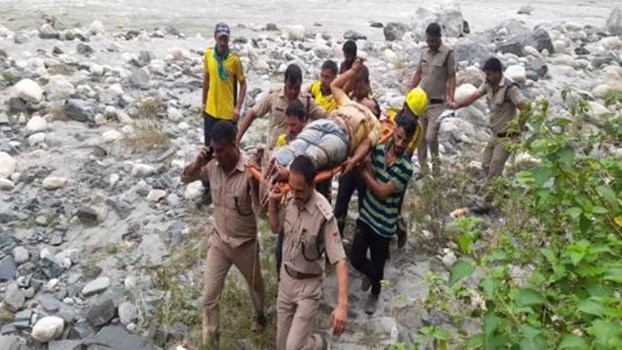 उत्तरकाशी में डेढ़ सौ मीटर गहरी खाई में गिरा वाहन, एक को बचाया, दो की तलाश जारी