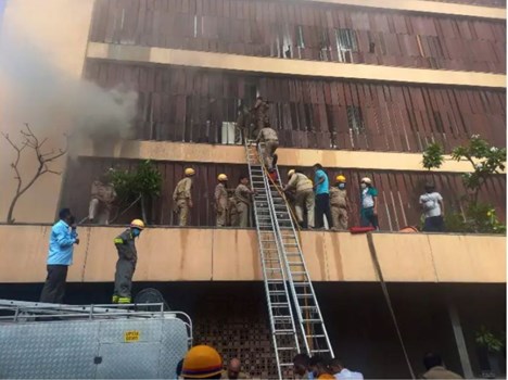 Lucknow के लिवाना होटल में लगी भीषण आग, अब तक 20 को किया गया रेस्क्यू, 2 की मौत