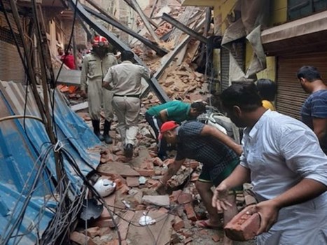 दिल्ली: निर्माणाधीन बिल्डिंग के गिरने से बड़ा हादसा, तीन की मौत, दो घायल