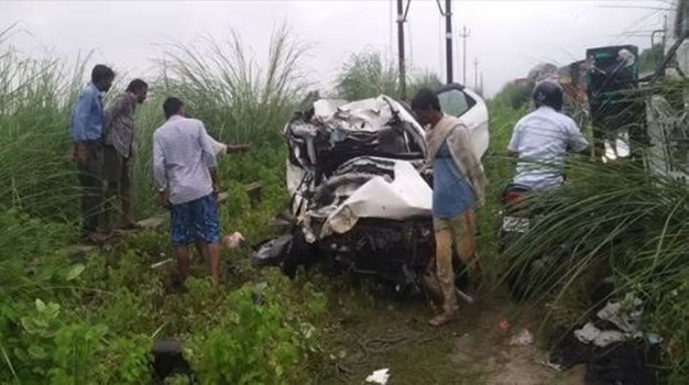 उन्नाव में ट्रक ने कार को मारी टक्कर, हादसे में तीन लोगों की मौत, एक घायल