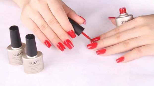 Nail Polish Tips: इन सिंपल सी ट्रिक को अपनाकर नेल पॉलिश को छूटने से बचाएं