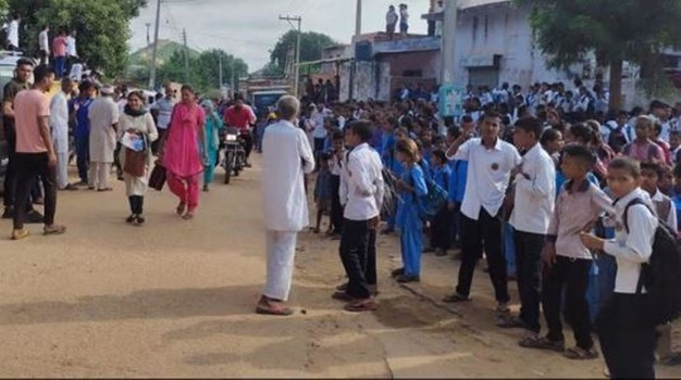 Mahendragarh: शिक्षकों की कमी को लेकर ग्रामीणों में गुस्सा, दो विद्यालयों पर जड़े ताले
