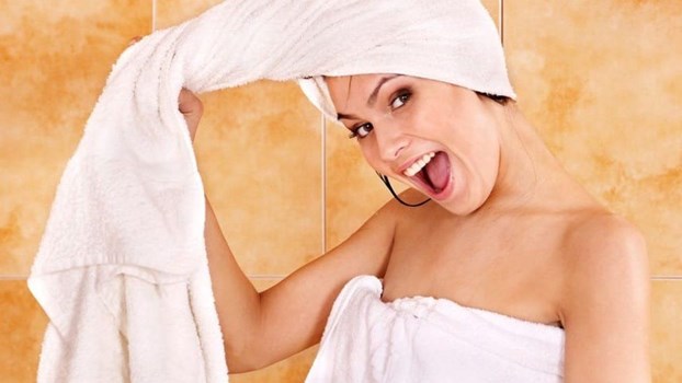 Hair Care Tips: बालों में तौलिया लपेटने से हो सकती हैं ये समस्याएं