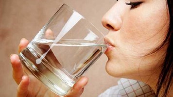 Side Effects Of Hot Water: ज्यादा गर्म पानी पीने वाले हो जाएं सावधान, हो सकते हैं ये नुकसान 