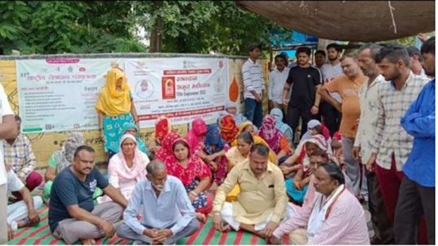 फतेहाबाद में फाइनेंसर हत्या मामला: अस्पताल के बाहर परिवार का धरना, दोषियों पर कार्रवाई की मांग