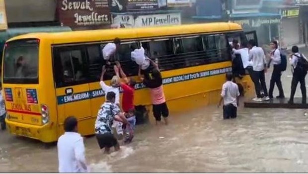 फतेहाबाद: स्पार्किंग से स्कूल बस में लगी आग, धुंआ देख बच्चों ने लगाई खिड़की से छलांग