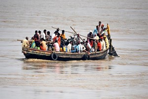 बांग्लादेश: हिंदू श्रद्धालुओं को मंदिर ले जा रही नाव नदी में पलटी, 24 की मौत
