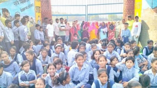 Rohtak: लाहली में ग्रामीणों ने स्कूल गेट पर जड़ा ताला, सरकार को दिया था अल्टीमेटम