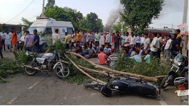 यमुनानगर: बजरी से भरे डंपर ने बाइक को मारी जोरदार टक्कर, दो युवकों की मौके पर मौत