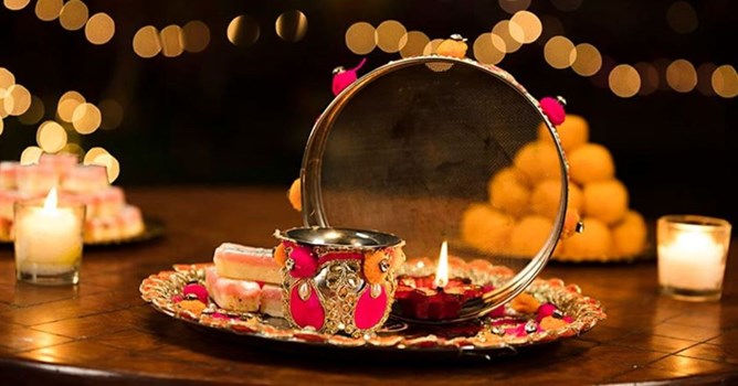 Karwa Chauth Vrat Katha 2022 : क्यों रखा जाता है करवा चौथ का व्रत ? जानें पूजा विधि और शुभ मुहूर्त