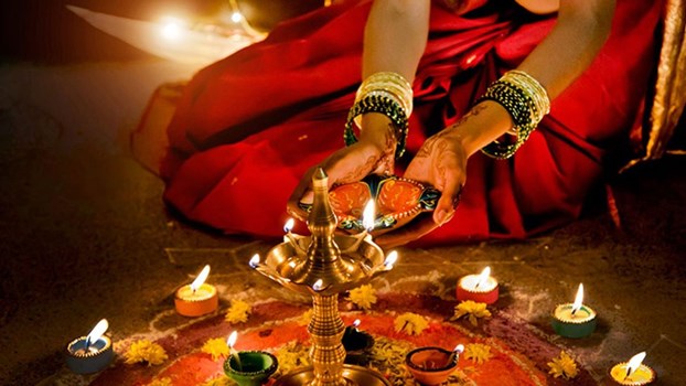Diwali 2022 : क्यों की जाती है दिवाली पर लक्ष्मी की पूजा, जानें शुभ मुहूर्त और मंत्र
