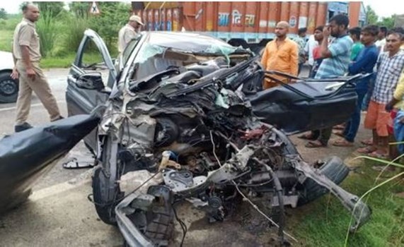 Road Accident: हाथरस में ट्रक और कार में भीषण टक्कर, मौके पर तीन लोगों की मौत, एक घायल