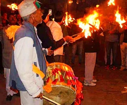  सीएम धामी ने दी बूढ़ी दिवाली की बधाई, जाने क्यों मनाया जाता है इगास पर्व