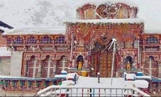 Snowfall In Uttarakhand: बर्फ की सफेद चादर से लिपटा बदरीनाथ, मौसम हुआ ठंडा