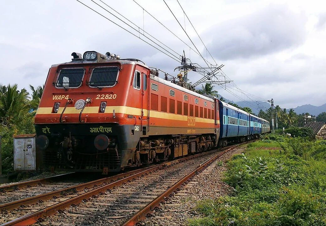 बढ़ते कोहरे की समस्या को ध्यान में रखते हुए भारतीय रेलवे ने चार महीनों तक इन ट्रेनों को किया रद्द 