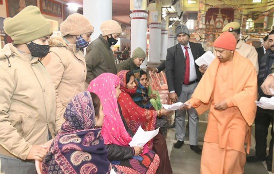 CM योगी ने गोरखनाथ मंदिर में किया रुद्राभिषेक, जनता दर्शन में सुनी लोगों की समस्याएं,दिया ये आश्वासन
