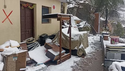  जोशीमठ में बर्फबारी बनी मुसीबत, इमारतों के ध्वस्तीकरण का काम रूका