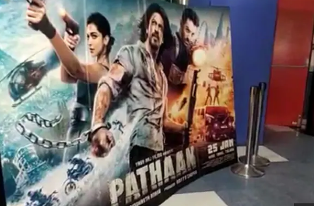 शाहरुख की फिल्म 'पठान' की तूफानी दस्तक,फैंस में जबरदस्त उत्साह,तालियों और सीटियों से गूंजा सिनेमाघर