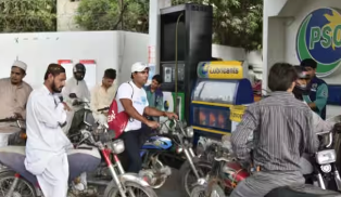 पाकिस्तान में आम लोगों को तगड़ा झटका, पेट्रोल-डीजल की कीमतों में 35 रुपए का हुआ इजाफा 