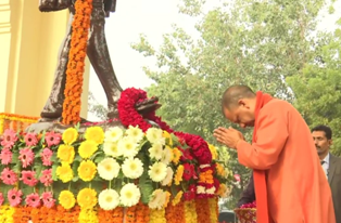 CM योगी ने महात्मा गांधी की पुण्यतिथि पर दी श्रद्धाजंलि, राष्ट्रपिता की प्रतिमा पर अर्पित किए पुष्प