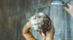 खाना खाने के तुरंत बाद नहाना क्यों नहीं चाहिए? जानें इसके पीछे का कारण