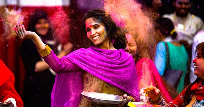 Holi 2023: इस बार रंगों के त्योहार में लगाए फैशन का तड़का