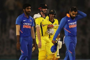 INDVSAUS ODI LIVE:भारतीय टीम के 150 रन हुए पुरे, जीत लिए अब केवल 39 रन की जरूरत