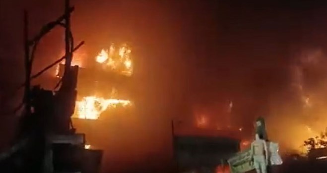 Kanpur Fire:कानपुर कपड़ा मार्केट में 10 घंटे से धधक रही आग, पान दुकानदार की जलकर मौत होने की आशंका