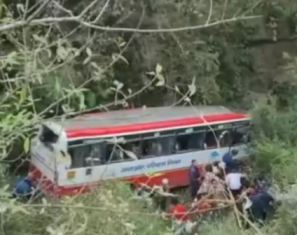 Mussoorie Bus Accident : मसूरी-देहरादून मुख्य मार्ग पर बड़ा हादसा,खाई में गिरी बस, दो की मौत, कई घायल