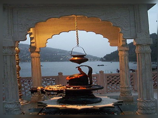 वैशाख महीने में शिवलिंग के ऊपर क्यों बांधते हैं ये खास मटकी, जानें परंपरा