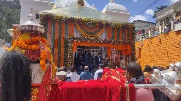 अक्षय तृतीया पर खुले गंगोत्री और यमुनोत्री धाम के कपाट, पुष्प वर्षा के साथ उठी मां यमुना की डोली