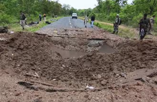Chhattisgarh: दंतेवाड़ा में नक्सली हमला, IED ब्लास्ट में 10 जवान शहीद, ड्राइवर की भी मौत