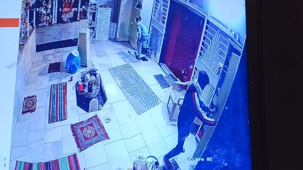 सावधान आप कैमरे की नजर में हैं.....चोर, मुकुट और दानपेटी की दास्तां