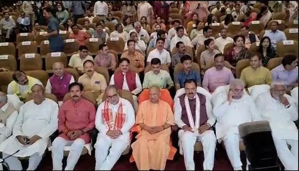 मुख्यमंत्री योगी मंत्रियों-विधायकों के साथ देखने पहुंचे 