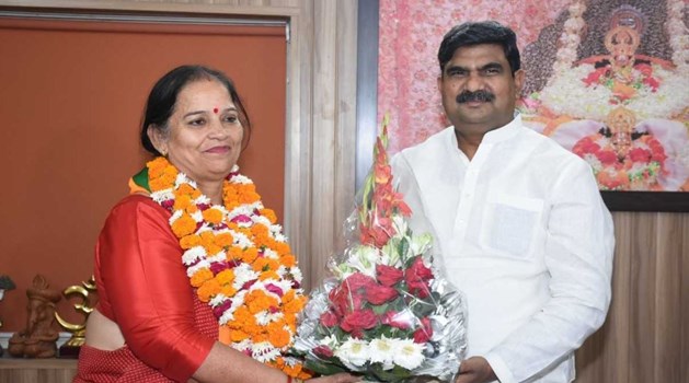 Nikay Chunav में जीत की खुशी यूपी से Uttarakhand तक, गढ़वाल की बेटी बनी लखनऊ की Mayor