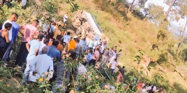 कांगड़ा में बड़ा हादसा: खाई में गिरा गेहूं से लदा ट्रक, पांच की मौत, CM सुक्खू ने जताया शोक