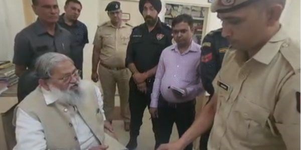 अचानक नरवाना सदर थाना पहुंचे अनिल विज, खामियां पाए जाने पर SHO समेत 5 पुलिस कर्मी किए सस्पेंड