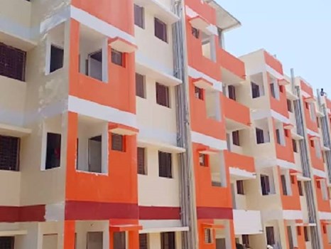 अतीक के कब्जे से छुड़ाई जमीन पर बने गरीबों के लिए फ्लैट्स, CM योगी ने लाभार्थियों को सौंपी चाबी