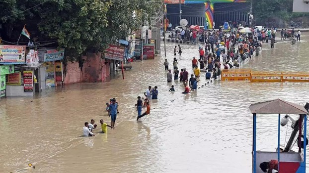 दिल्ली के 30 से ज्यादा इलाके जलमग्न, यमुना का पानी घटा, बारिश का येलो अलर्ट जारी, जानें अपडेट
