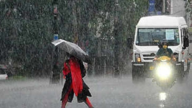 उत्तराखंड में बारिश का रेड अलर्ट,300 से ज्यादा सड़कें बंद,लोगों को सुरक्षित स्थानों पर रहने की सलाह