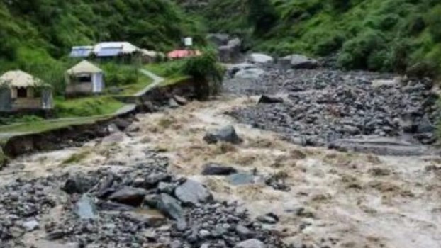  कुल्लू के सेऊबाग और काईस में फटा बादल, 1 शख्स की मौत और 3 घायल, कई गाड़ियां बहीं