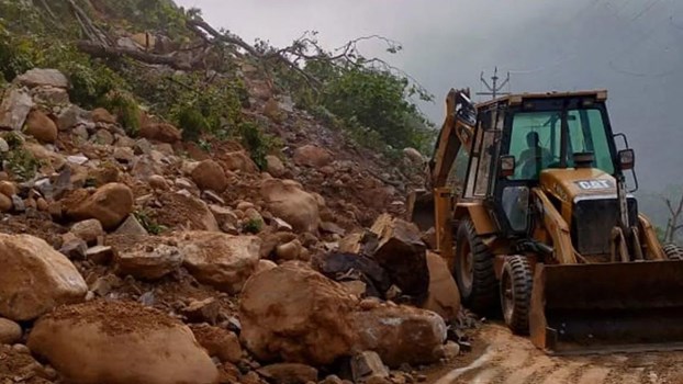 Uttarakhand के सभी 13 जिलों में बारिश का येलो अलर्ट, बदरीनाथ हाईवे कमेड़ा में ध्वस्त,फंसे लोग